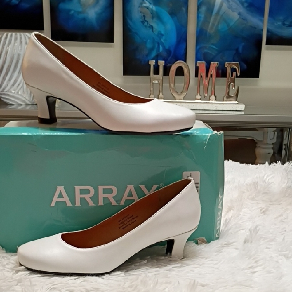 Array Women's Leather Elegant White Heels 8 Wide - image 1